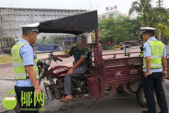 交警在排查电动三轮车