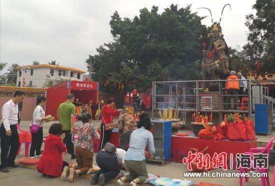 图为当地民众祭拜冼夫人。尹海明 摄