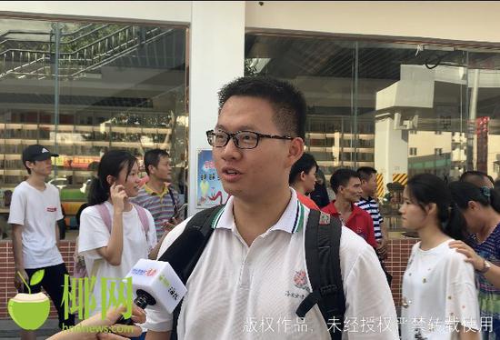 海南华侨中学高中部考生韩同学在接受记者采访