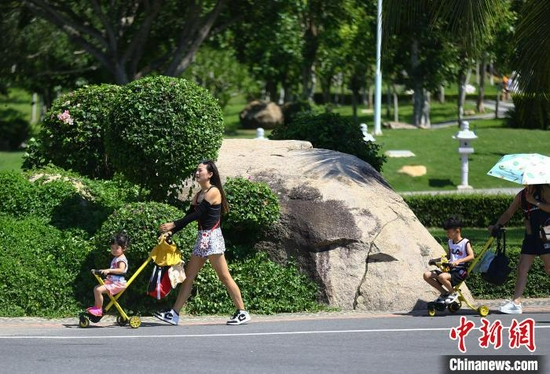 图为在南山景区，家长带着孩子在景区内游览。　陈文武 摄