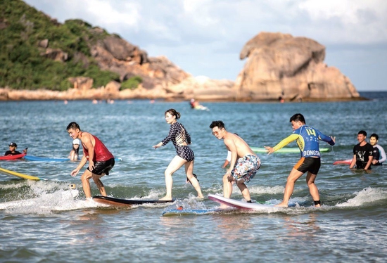 游客在藤海渔村体验冲浪课程 (张丽芸/摄)