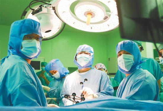 解放军总医院海南医院医务人员操控marko骨科机器人进行5G全髋关节置换术。 本报记者 武威 通讯员 柏林 摄