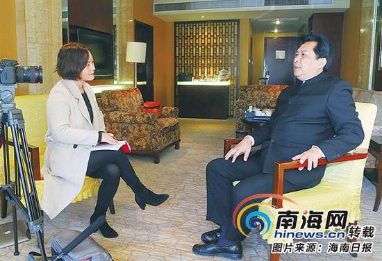 3月16日，北京，唐国强在接受记者采访。本报记者李英挺摄