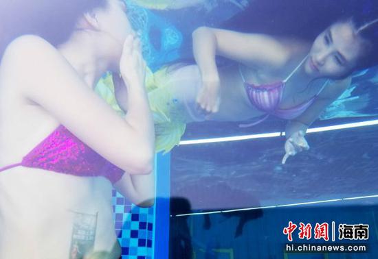 美人鱼模特在水中表演 王晓斌摄