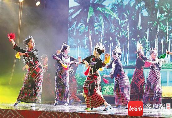 4月13日,三亚市庆祝“三月三”节庆活动在天涯海角游览区举行,选手参加顶棍项目的比赛。海南日报记者 武威 摄