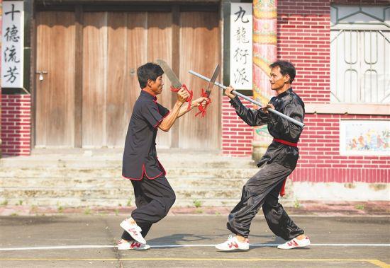 周家庄的裴洪江（左）和裴业珠（右）在对练。黄永丽 摄