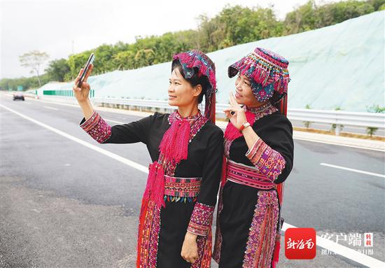 3月26日,在山海高速通车仪式结束后,保亭响水镇毛真村的村民自拍留念。本报记者 李天平 摄