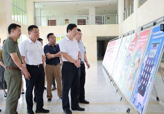 陈儒茂等领导观看新修订《中华人民共和国反间谍法》宣传展（李星雨 摄）