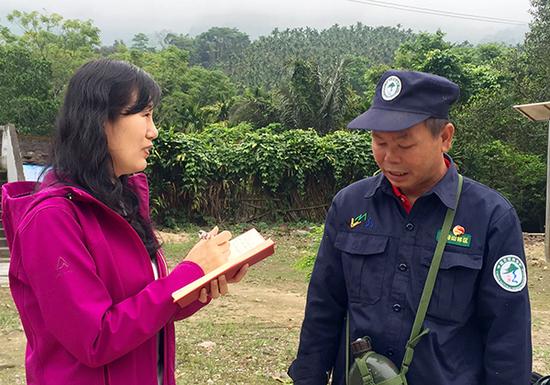 海南黎母山林场护林员韦宝权接受新华网记者采访。