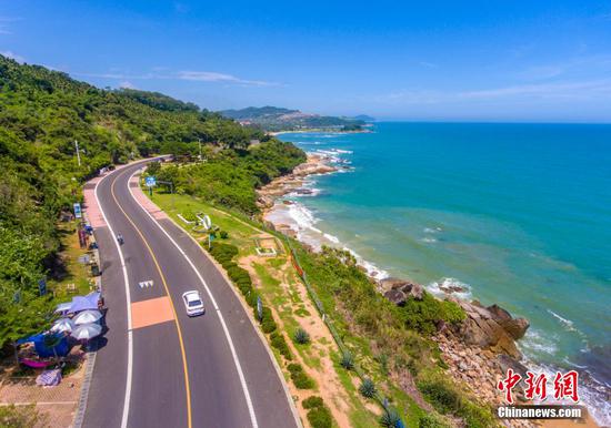  图为车辆行驶在海南万宁滨海旅游公路上。(无人机拍摄) 骆云飞 摄