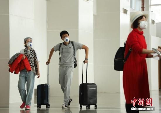 资料图：2月10日，旅客在海南三亚凤凰机场候机大厅等待登机。中新社记者 杜洋 摄
