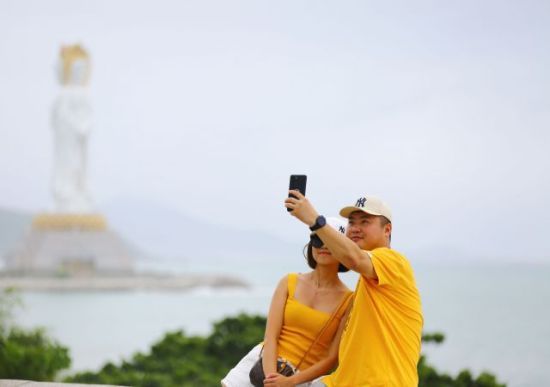 7月24日，游客在三亚南山文化旅游区游览、拍照 陈文武摄