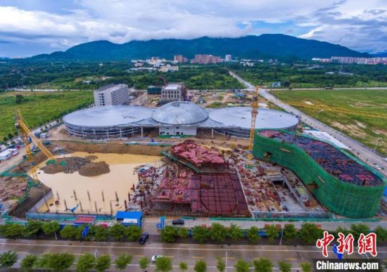  昌江清洁能源高新技术产业园区在建工程项目施工现场。　骆云飞 摄