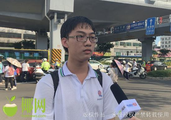 海南华侨中学高中部考生颜同学在接受记者采访