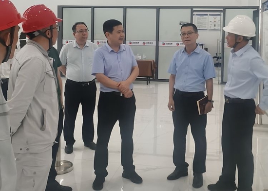  图为徐斌走访调研工作。