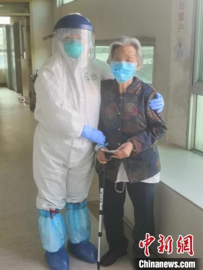 83岁海南最高龄新冠肺炎患者治愈出院。　冯琼　摄