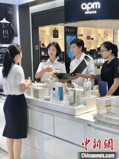 海口海关所属海口港海关关员在海口日月广场免税店进行店面巡查　黄艳　摄