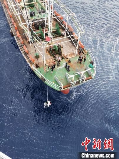 远洋渔船船员病发南海，三亚救援力量启用直升机转运。三亚海事局供图