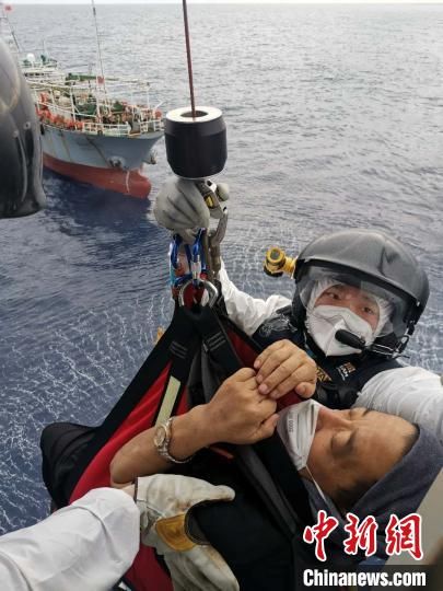 远洋渔船船员病发南海，三亚救援力量启用直升机转运。三亚海事局供图