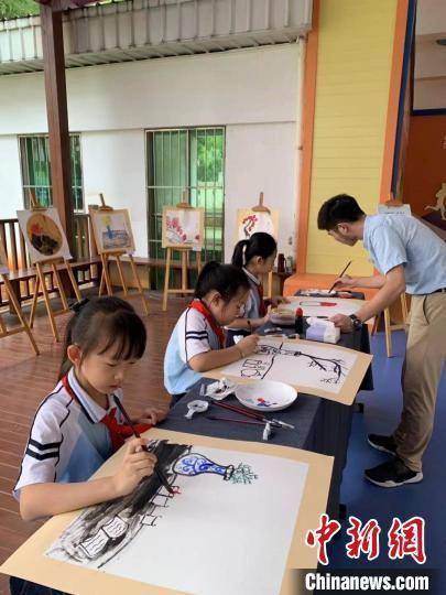 海口市滨海第九小学在校本课程开发过程中融入传统文化,开设水墨画校本课程。 学校供图