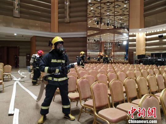 消防部门进行演练。 张茜翼 摄