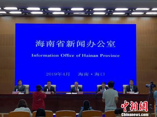 海南省政府27日通报，该省琼中、保亭两县退出贫困县序列。　王子谦 摄