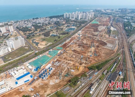 4月4日，航拍海口新海港和南港“二线口岸”(货运)集中查验场所建设项目现场。　中新社记者 骆云飞 摄