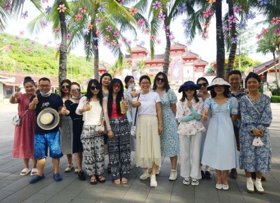 6月，来自湖北武汉的旅行团游客在三亚南山文化旅游区游览、合影 陈文武摄