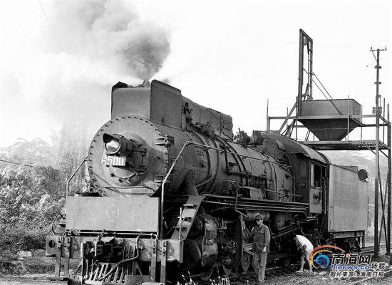 上世纪90年代，海南铁路上运行的蒸汽机车。 海南日报记者 王军 摄