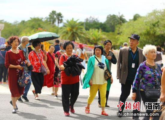  11月11日，中老年游客在三亚南山文化旅游区游览。 陈文武摄