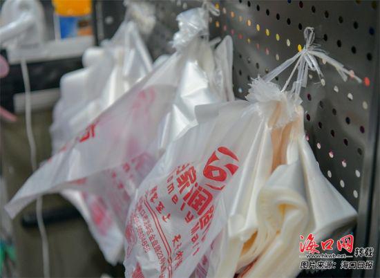 海口超市收银处准备有收费塑料袋。本报记者 李天平 摄