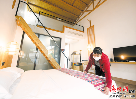 在芳园艺术民宿就业的村民在整理房间。