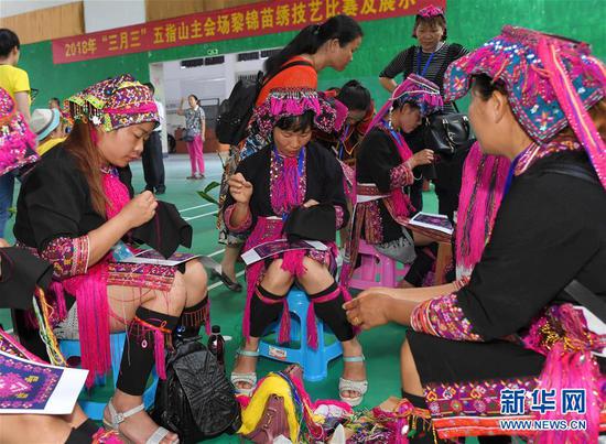 4月19日，苗族妇女在进行苗绣比赛。新华社记者赵颖全摄