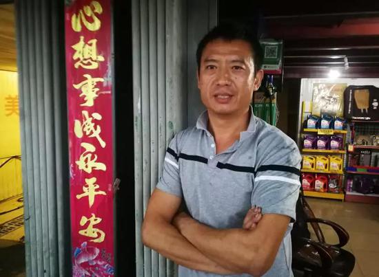 参与救人的王怀刚讲述惊险的施救过程。海南日报记者王凯 摄