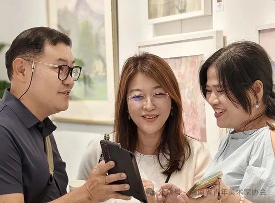 海南女画家吴颖与新加坡艺术家交流