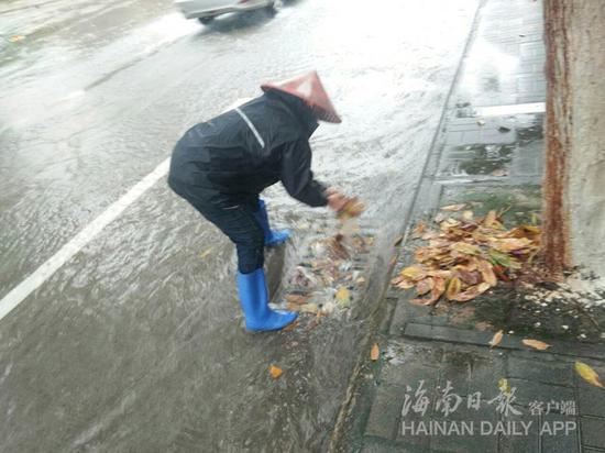 虽然当天中午，万宁市降雨出现暂时停止，但随即继续降雨。