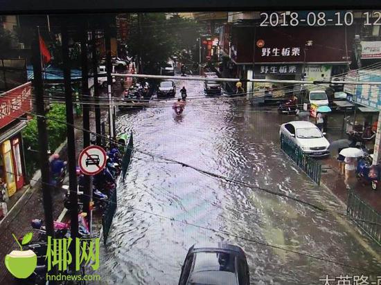 南宝路双向积水5cm,大小车缓慢通行