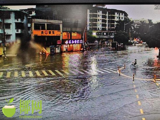 【海秀中路军区路口东往西方向积水10cm，剩一车道缓慢通行】