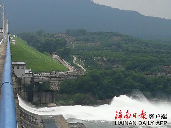 大广坝水库平稳泄洪。彭建摄