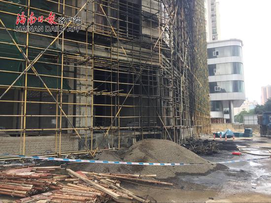 被熏黑的建筑外墙。记者肖帅 摄