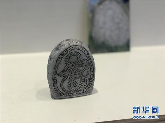 来自瑞典，记录着维京人传说的装饰品。新华社记者 朱雨博摄