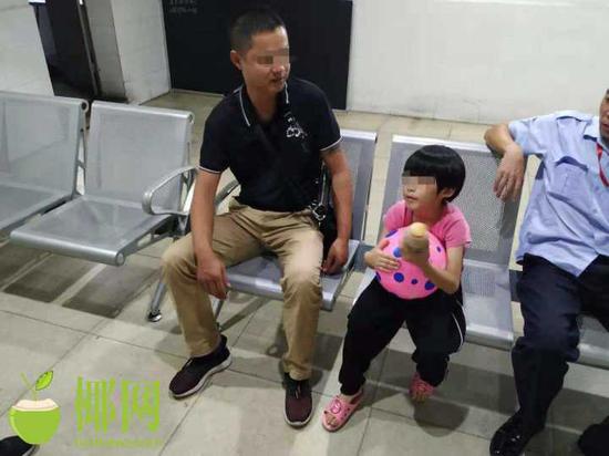 父亲接到电话方知公交调度室成了萌娃温馨小家