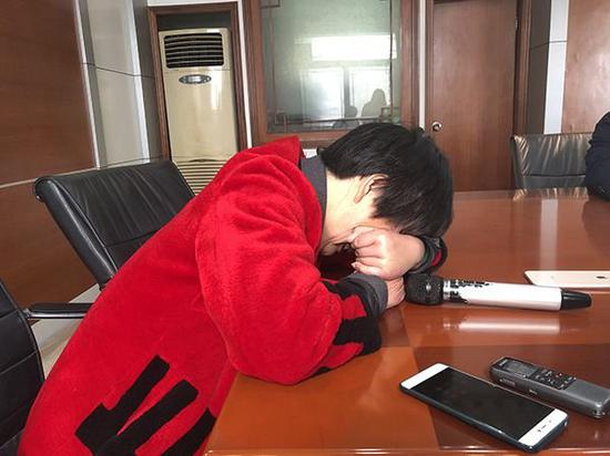 采访时黄风玲趴在桌子上痛哭，称最近压力太大。澎湃新闻记者 李思文 图
