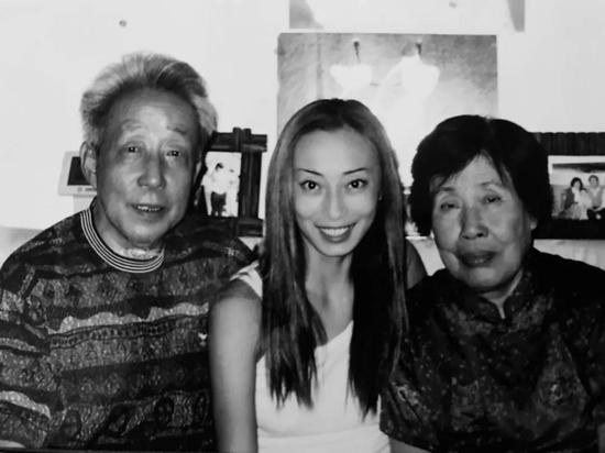 1998 西安 段妮和外公、外婆