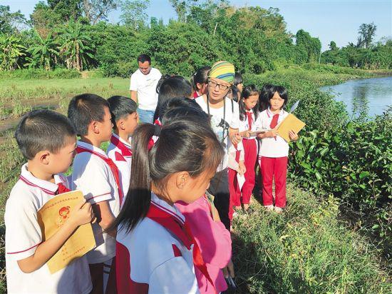 学生们在自然教育志愿者老师的带领下到湿地旁学习。 本文配图由受访者提供