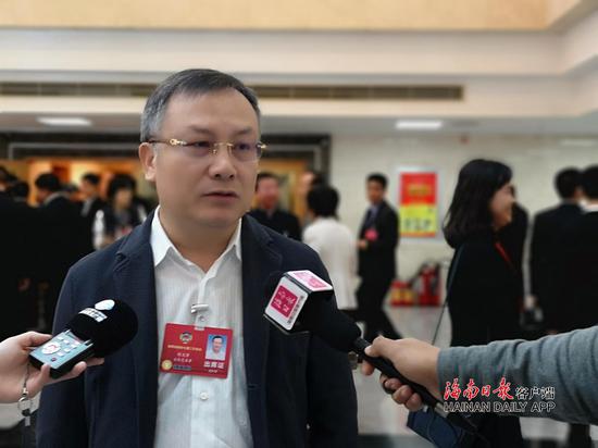 海南省政协委员刘文军接受记者采访。记者韦茂金 摄