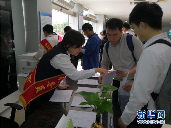 海口市引进人才住房补贴吸引不少大学生前来咨询。新华网 张瑜 摄