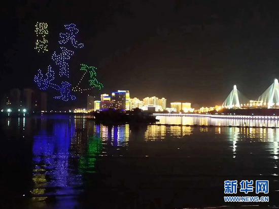海口市元宵节当晚开展的无人机表演,吸引众多观众欣赏。新华网发