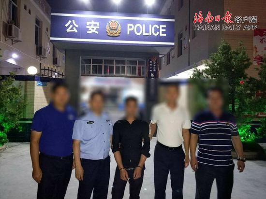 图为犯罪嫌疑人黎某(中)被警方抓获。三亚警方供图