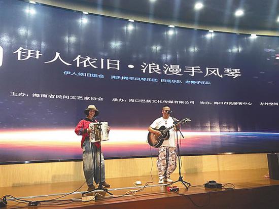 网红音乐组合“伊人”在市民游客中心举办音乐会。 杨菊香 摄